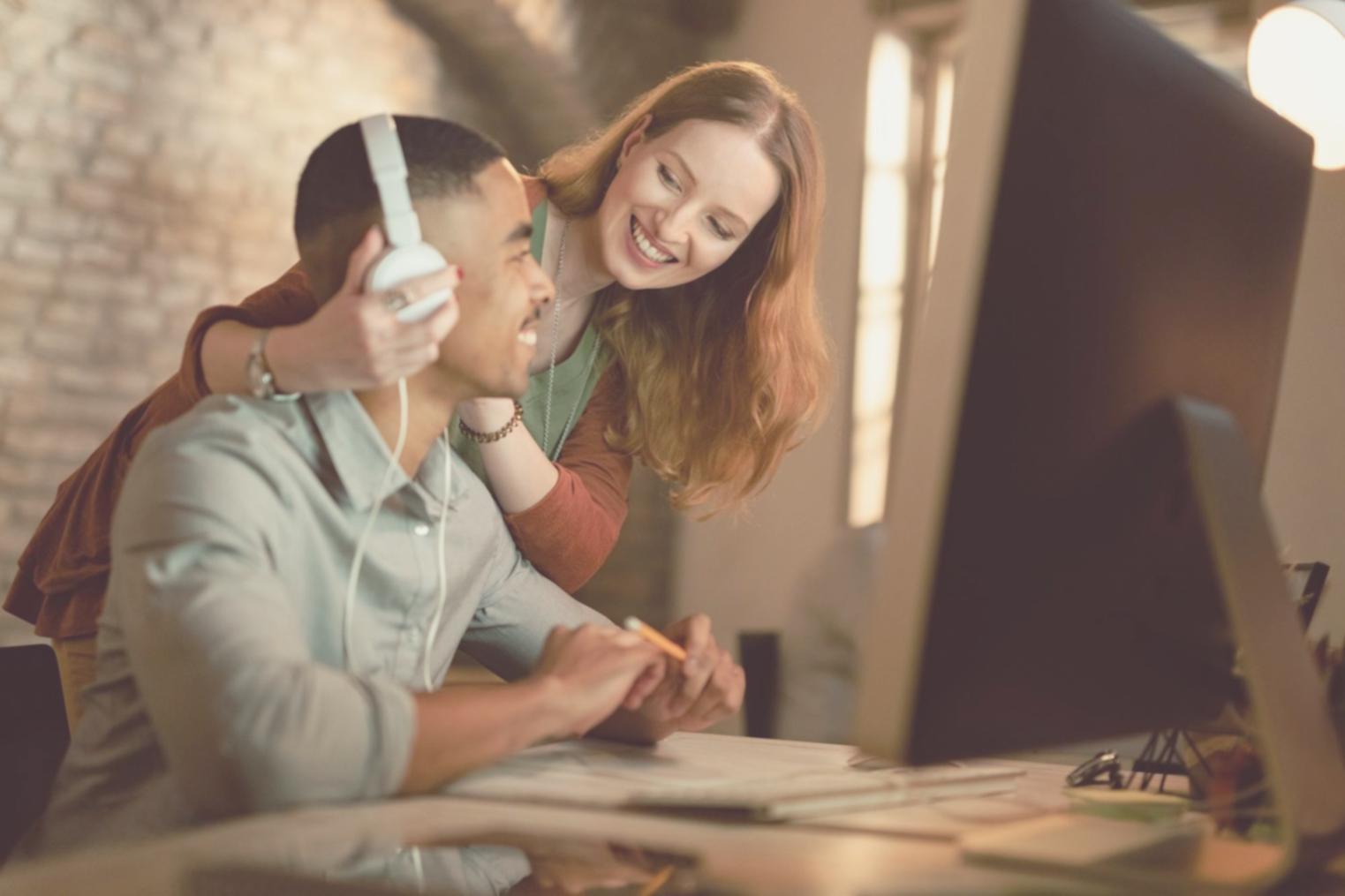 Students collaborating during online learning session