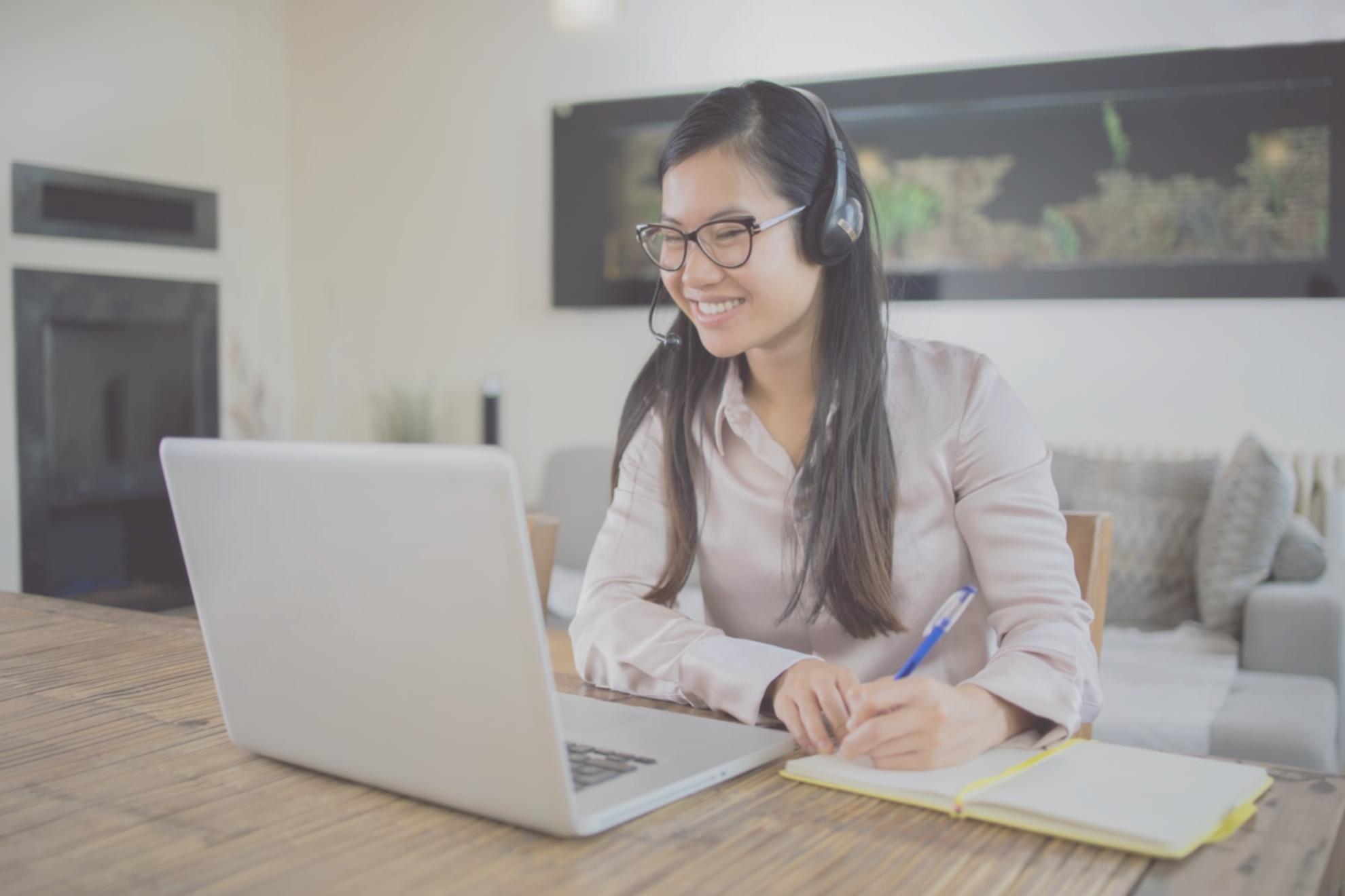 Students collaborating in online learning session